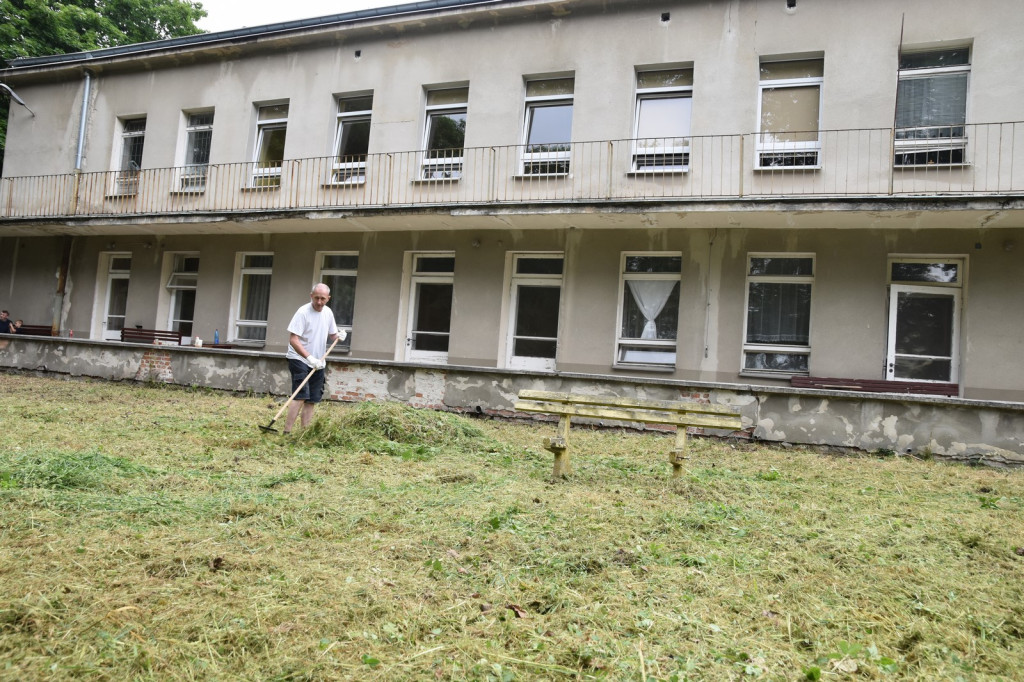Skrzyknęli się na Facebooku i razem porządkują teren Zakładu Opiekuńczo-Leczniczego