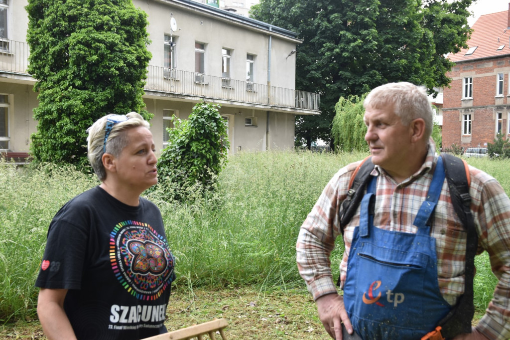 Skrzyknęli się na Facebooku i razem porządkują teren Zakładu Opiekuńczo-Leczniczego