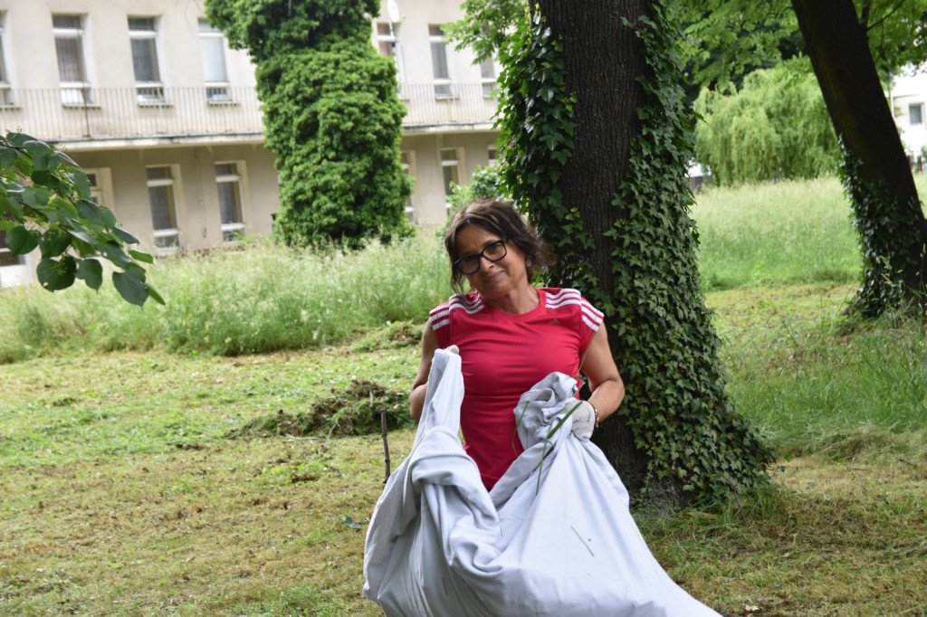 Skrzyknęli się na Facebooku i razem porządkują teren Zakładu Opiekuńczo-Leczniczego