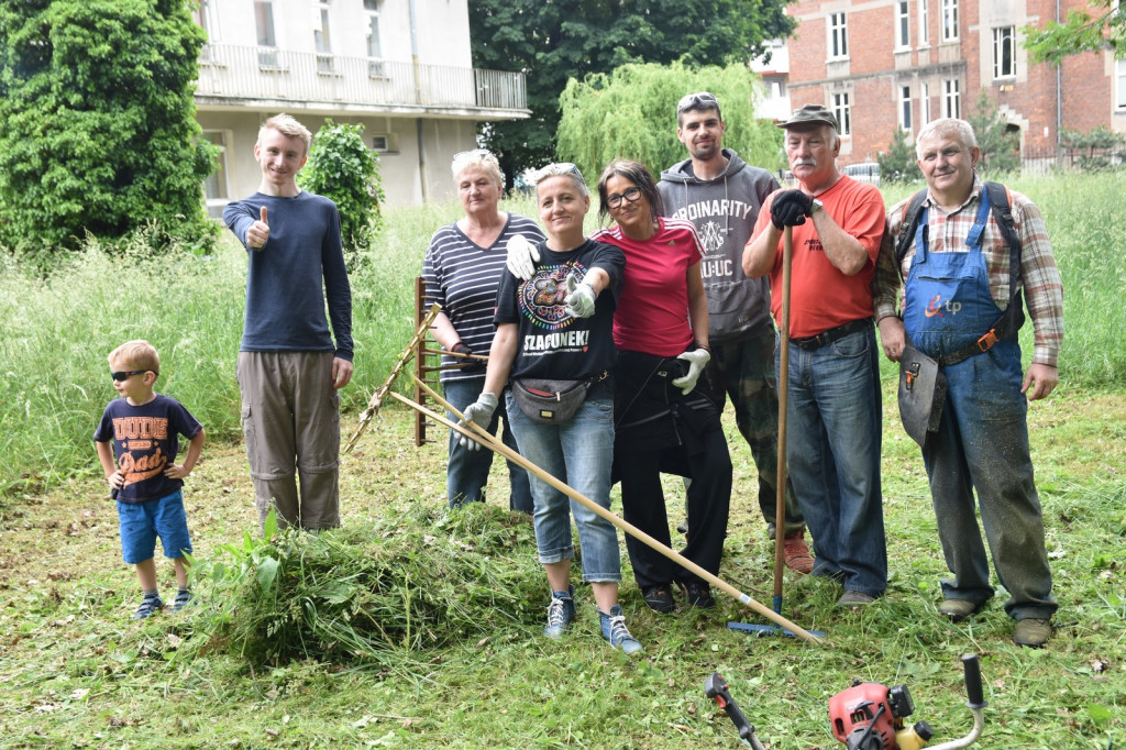 Skrzyknęli się na Facebooku i razem porządkują teren Zakładu Opiekuńczo-Leczniczego