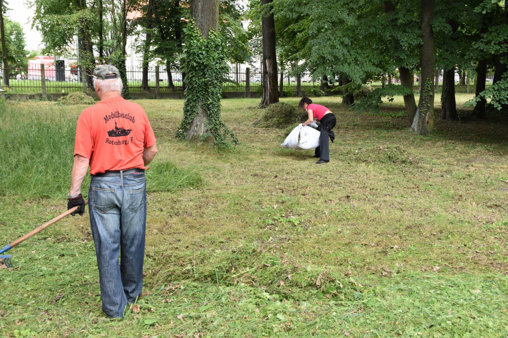 Skrzyknęli się na Facebooku i razem porządkują teren Zakładu Opiekuńczo-Leczniczego