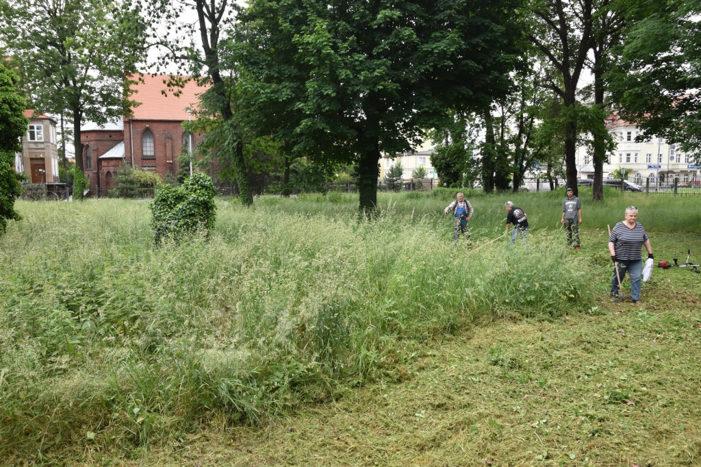Skrzyknęli się na Facebooku i razem porządkują teren Zakładu Opiekuńczo-Leczniczego