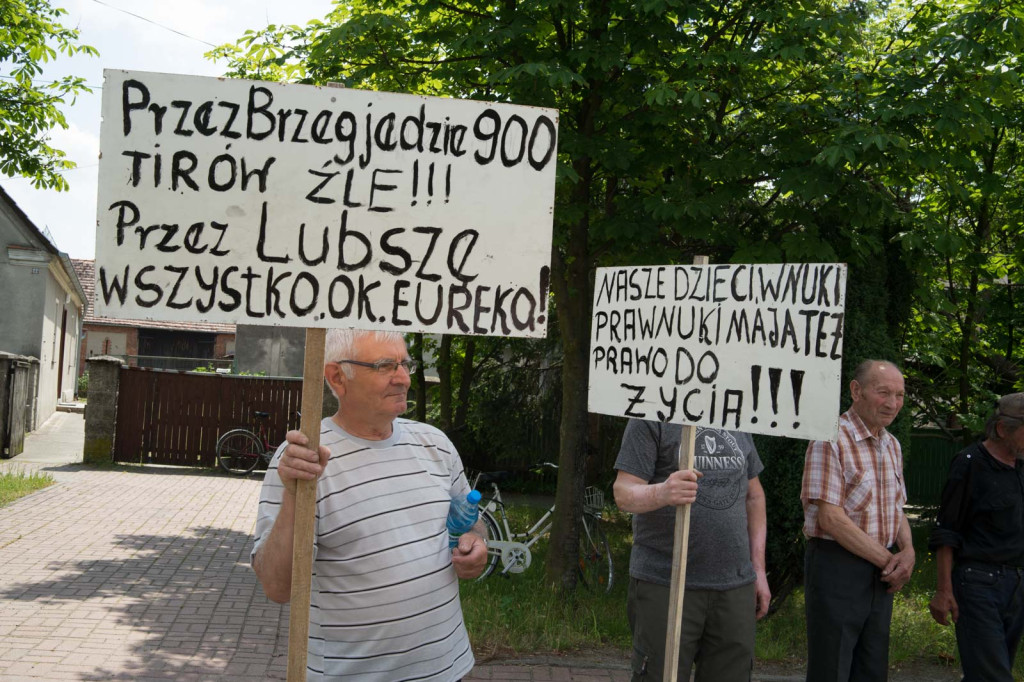 Mieszkańcy Lubszy blokowali drogę krajową 39. Protestują przeciwko pomięciu ich miejscowości w planach budowy obwodnicy Brzegu