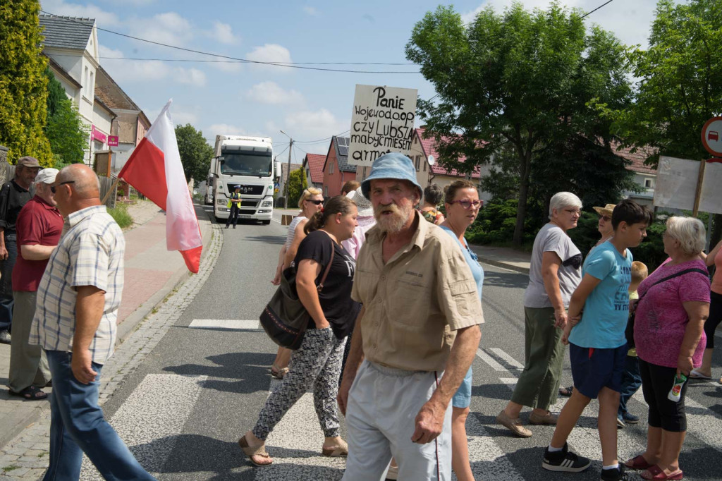 Mieszkańcy Lubszy blokowali drogę krajową 39. Protestują przeciwko pomięciu ich miejscowości w planach budowy obwodnicy Brzegu