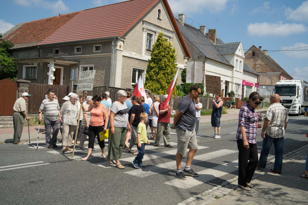 Mieszkańcy Lubszy blokowali drogę krajową 39. Protestują przeciwko pomięciu ich miejscowości w planach budowy obwodnicy Brzegu
