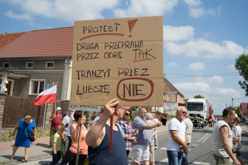 Mieszkańcy Lubszy blokowali drogę krajową 39. Protestują przeciwko pomięciu ich miejscowości w planach budowy obwodnicy Brzegu