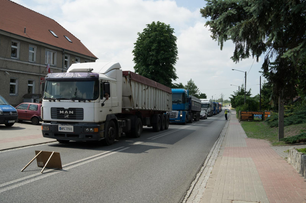 Mieszkańcy Lubszy blokowali drogę krajową 39. Protestują przeciwko pomięciu ich miejscowości w planach budowy obwodnicy Brzegu