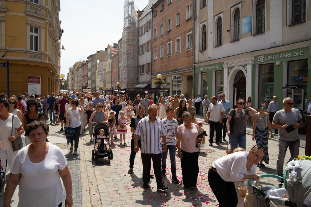 Boże Ciało w Brzegu. Międzyparafialna procesja przeszła ulicami miasta [fotorelacja]