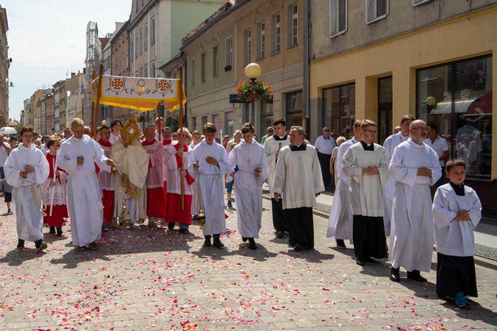 Boże Ciało w Brzegu. Międzyparafialna procesja przeszła ulicami miasta [fotorelacja]