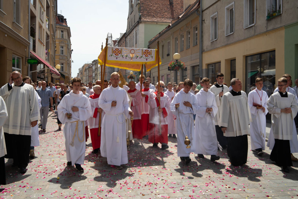 Boże Ciało w Brzegu. Międzyparafialna procesja przeszła ulicami miasta [fotorelacja]