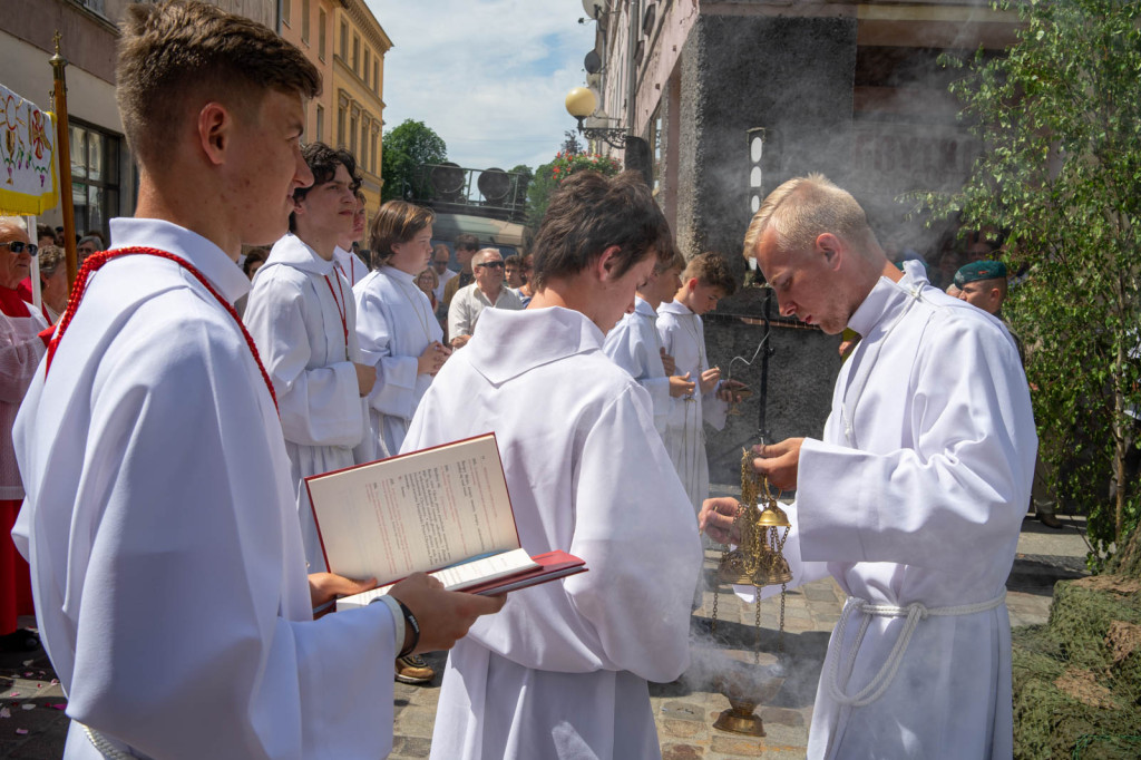 Boże Ciało w Brzegu. Międzyparafialna procesja przeszła ulicami miasta [fotorelacja]