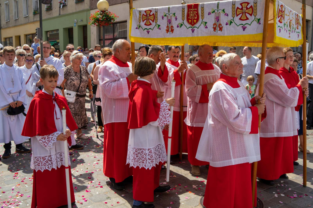 Boże Ciało w Brzegu. Międzyparafialna procesja przeszła ulicami miasta [fotorelacja]