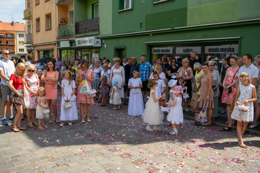 Boże Ciało w Brzegu. Międzyparafialna procesja przeszła ulicami miasta [fotorelacja]