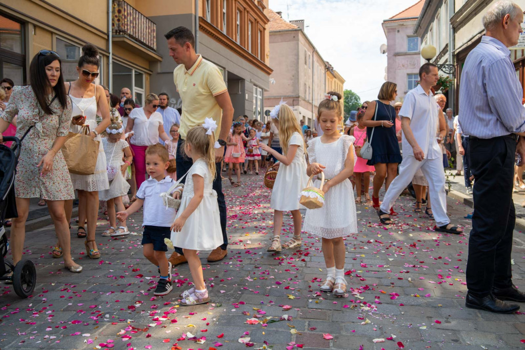 Boże Ciało w Brzegu. Międzyparafialna procesja przeszła ulicami miasta [fotorelacja]