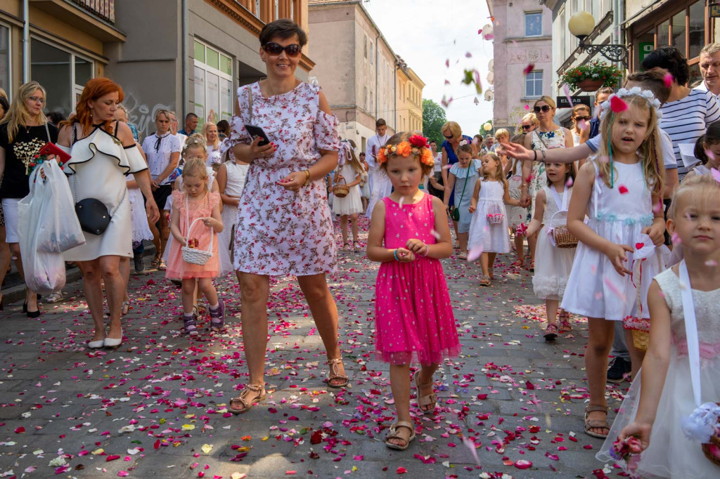 Boże Ciało w Brzegu. Międzyparafialna procesja przeszła ulicami miasta [fotorelacja]