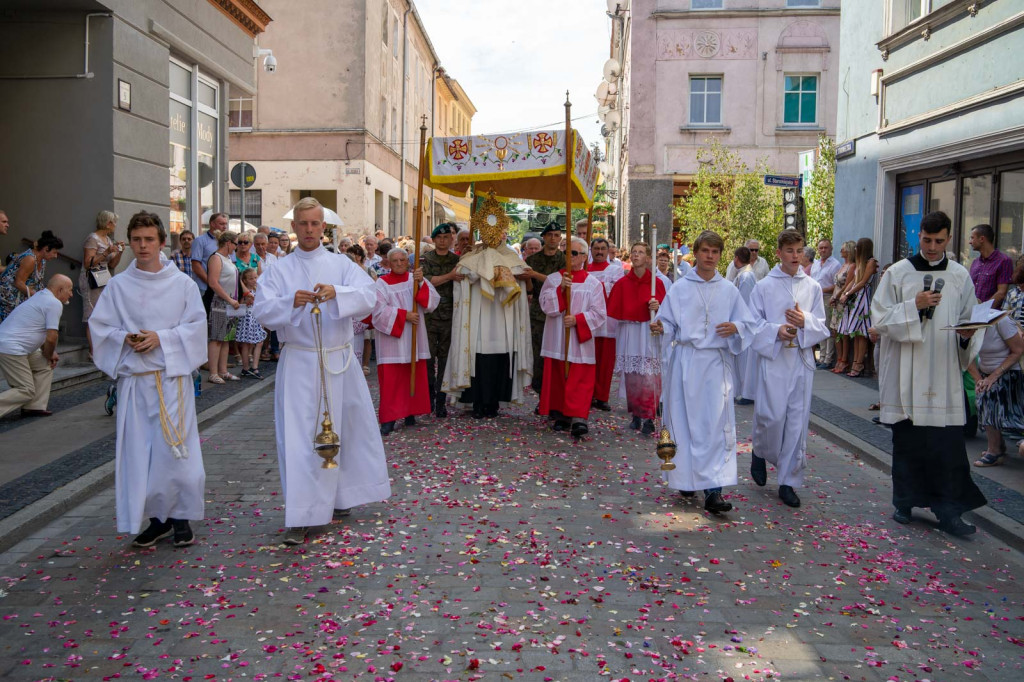 Boże Ciało w Brzegu. Międzyparafialna procesja przeszła ulicami miasta [fotorelacja]