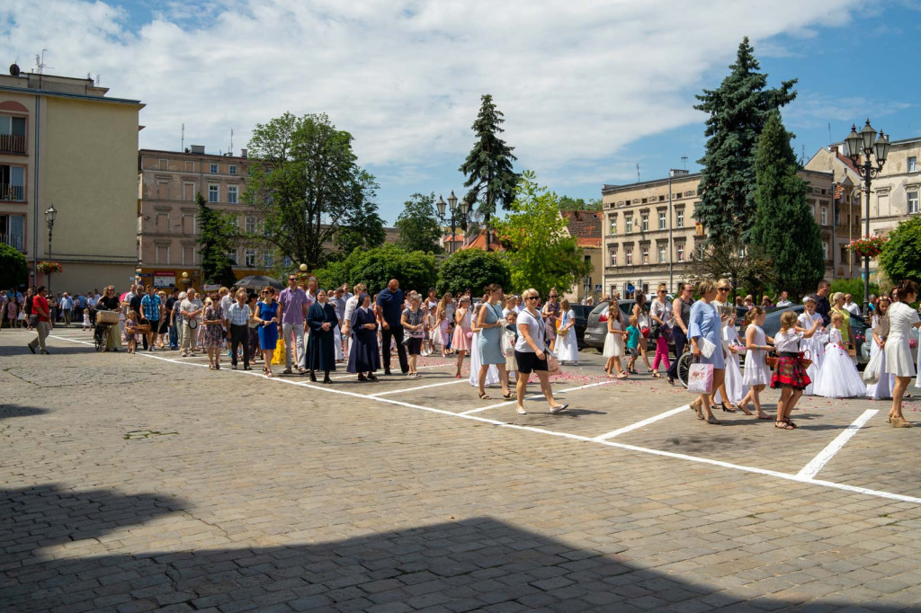 Boże Ciało w Brzegu. Międzyparafialna procesja przeszła ulicami miasta [fotorelacja]