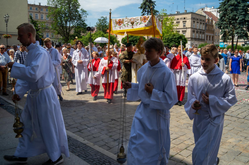 Boże Ciało w Brzegu. Międzyparafialna procesja przeszła ulicami miasta [fotorelacja]