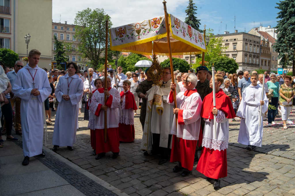 Boże Ciało w Brzegu. Międzyparafialna procesja przeszła ulicami miasta [fotorelacja]
