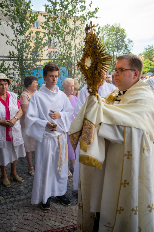 Boże Ciało w Brzegu. Międzyparafialna procesja przeszła ulicami miasta [fotorelacja]