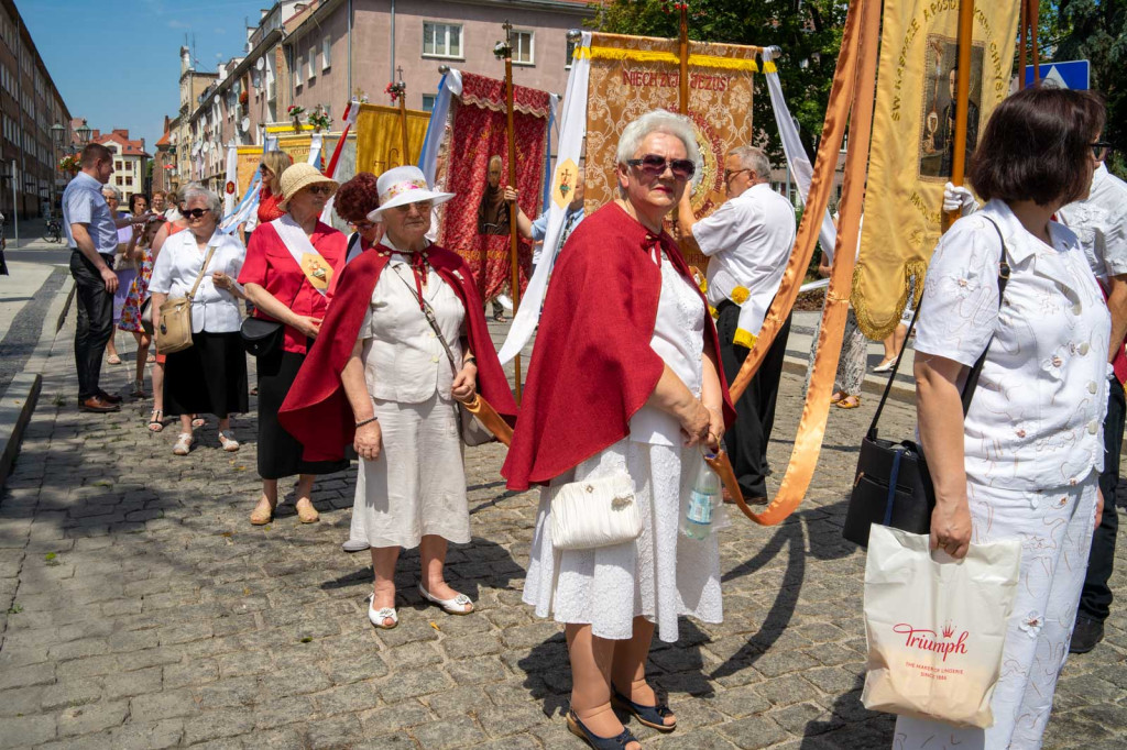 Boże Ciało w Brzegu. Międzyparafialna procesja przeszła ulicami miasta [fotorelacja]