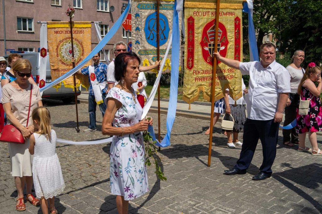 Boże Ciało w Brzegu. Międzyparafialna procesja przeszła ulicami miasta [fotorelacja]