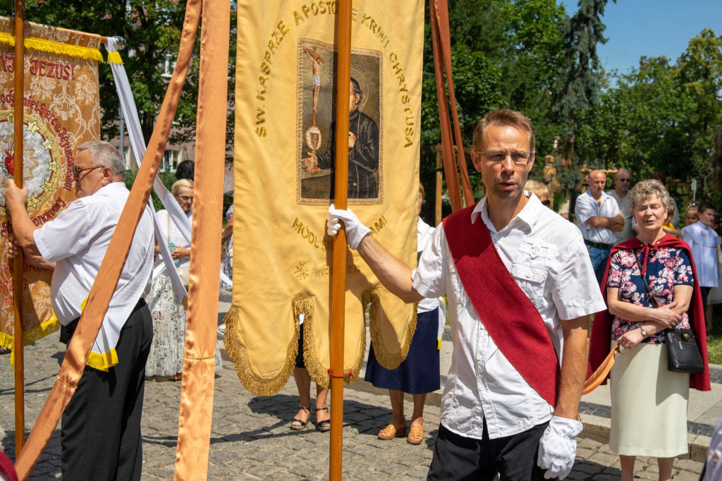 Boże Ciało w Brzegu. Międzyparafialna procesja przeszła ulicami miasta [fotorelacja]