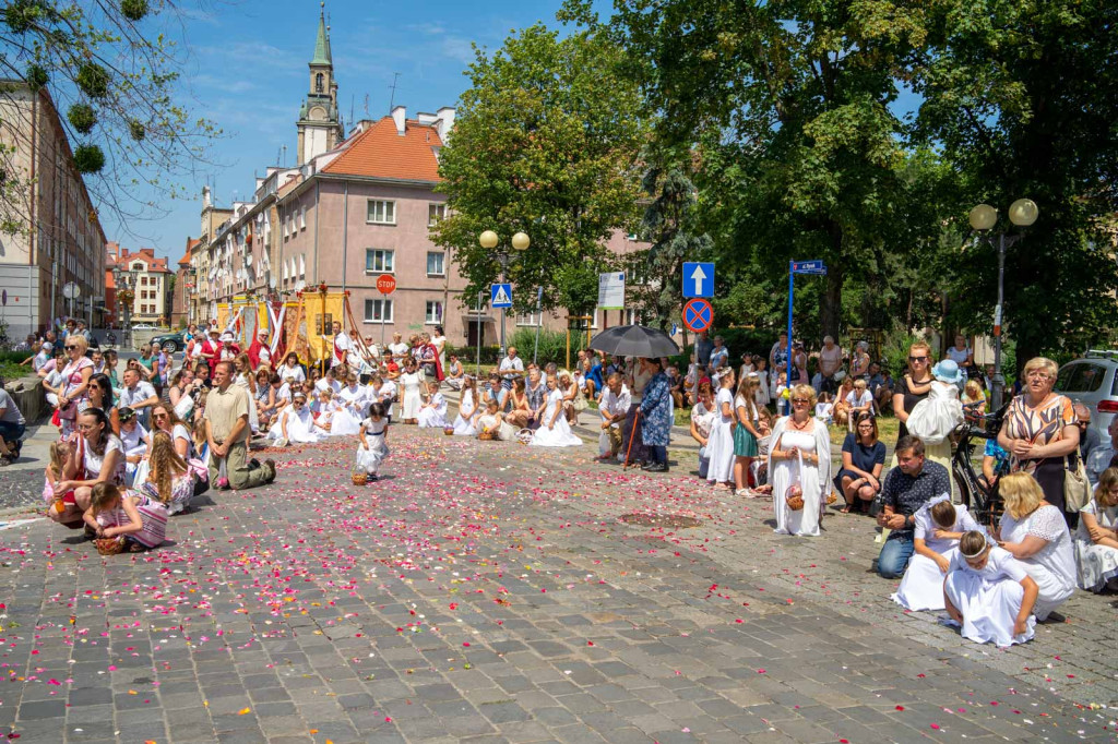 Boże Ciało w Brzegu. Międzyparafialna procesja przeszła ulicami miasta [fotorelacja]