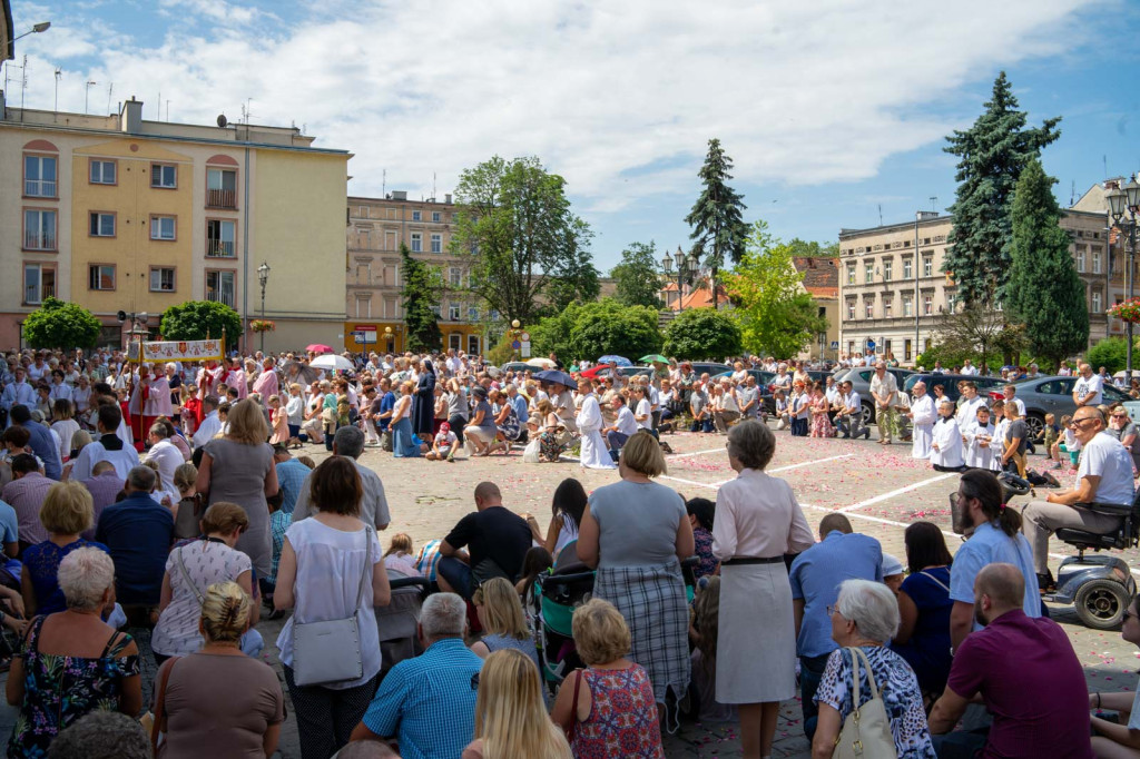 Boże Ciało w Brzegu. Międzyparafialna procesja przeszła ulicami miasta [fotorelacja]