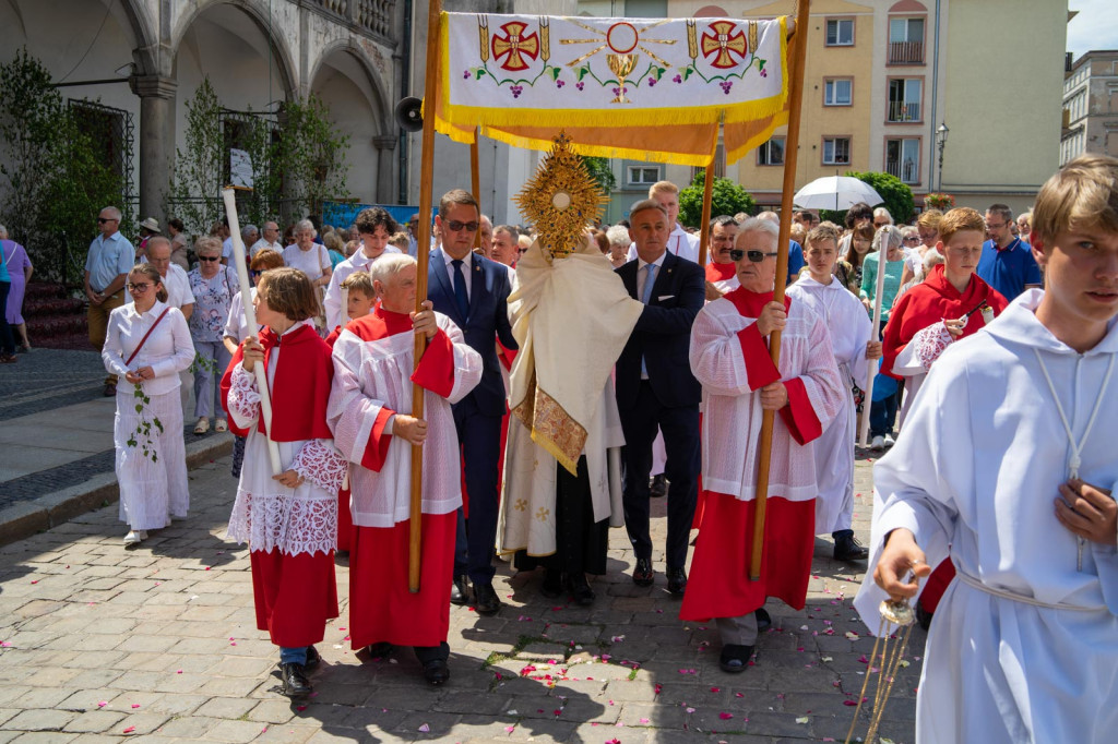 Boże Ciało w Brzegu. Międzyparafialna procesja przeszła ulicami miasta [fotorelacja]
