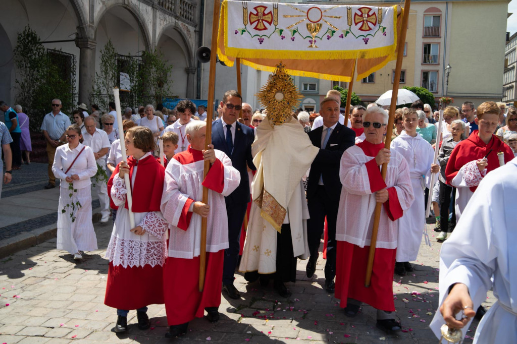 Boże Ciało w Brzegu. Międzyparafialna procesja przeszła ulicami miasta [fotorelacja]