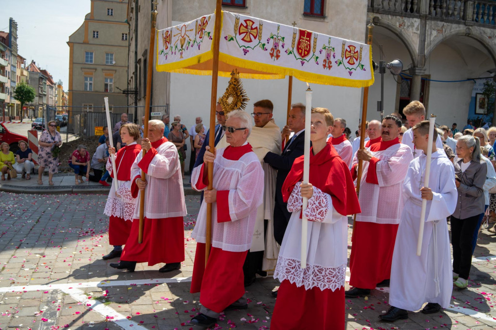 Boże Ciało w Brzegu. Międzyparafialna procesja przeszła ulicami miasta [fotorelacja]
