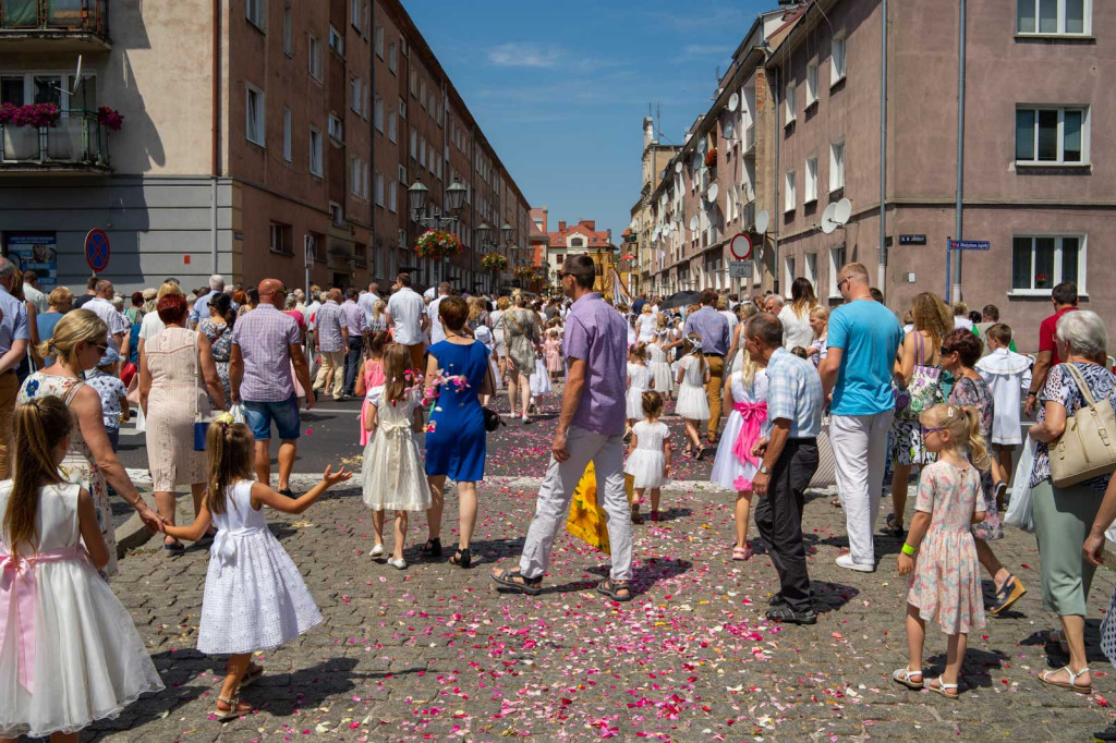 Boże Ciało w Brzegu. Międzyparafialna procesja przeszła ulicami miasta [fotorelacja]
