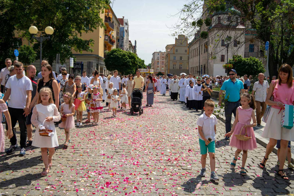 Boże Ciało w Brzegu. Międzyparafialna procesja przeszła ulicami miasta [fotorelacja]