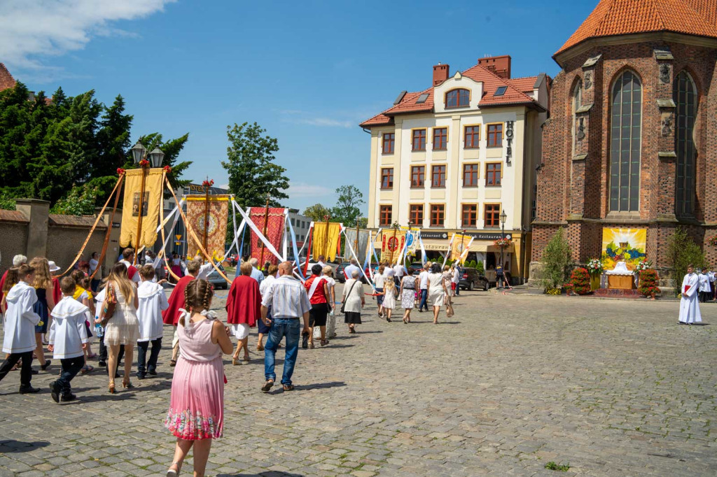 Boże Ciało w Brzegu. Międzyparafialna procesja przeszła ulicami miasta [fotorelacja]