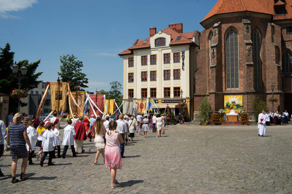 Boże Ciało w Brzegu. Międzyparafialna procesja przeszła ulicami miasta [fotorelacja]