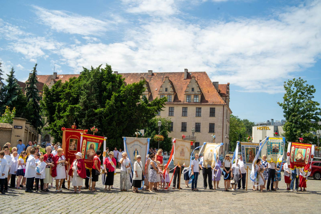 Boże Ciało w Brzegu. Międzyparafialna procesja przeszła ulicami miasta [fotorelacja]