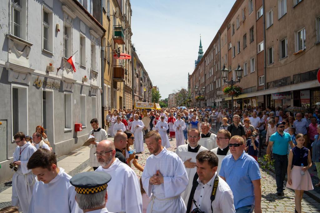 Boże Ciało w Brzegu. Międzyparafialna procesja przeszła ulicami miasta [fotorelacja]