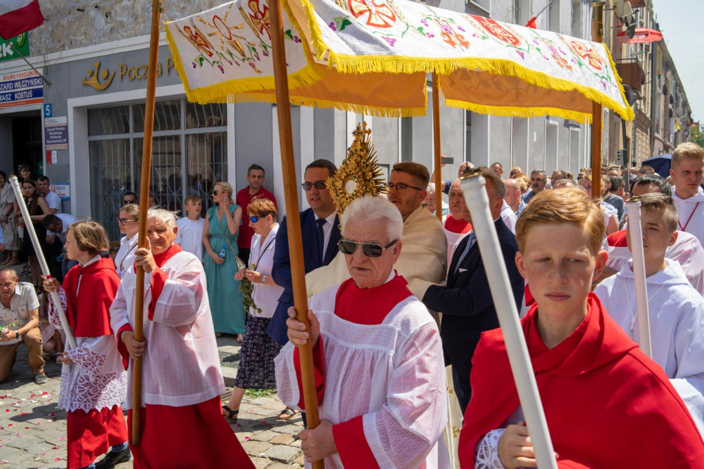 Boże Ciało w Brzegu. Międzyparafialna procesja przeszła ulicami miasta [fotorelacja]