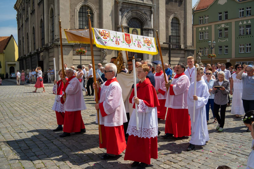 Boże Ciało w Brzegu. Międzyparafialna procesja przeszła ulicami miasta [fotorelacja]