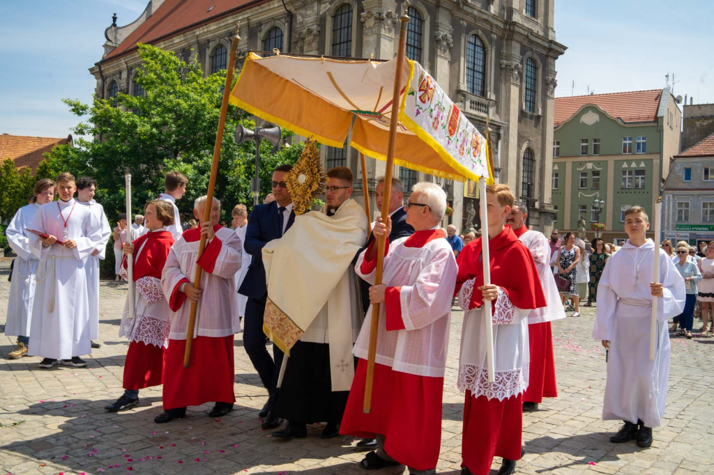 Boże Ciało w Brzegu. Międzyparafialna procesja przeszła ulicami miasta [fotorelacja]