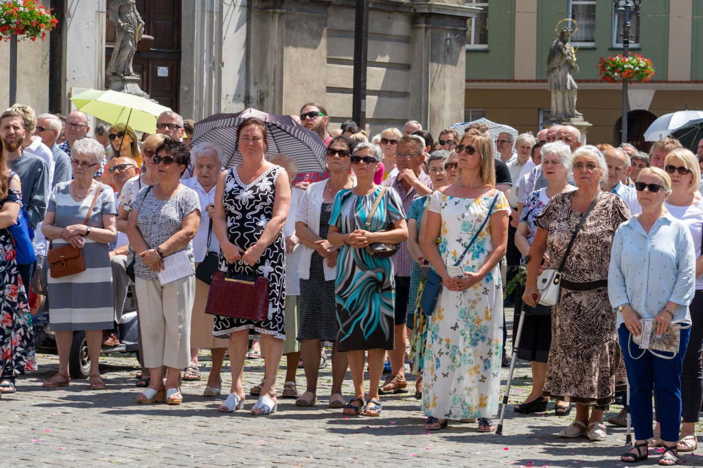 Boże Ciało w Brzegu. Międzyparafialna procesja przeszła ulicami miasta [fotorelacja]