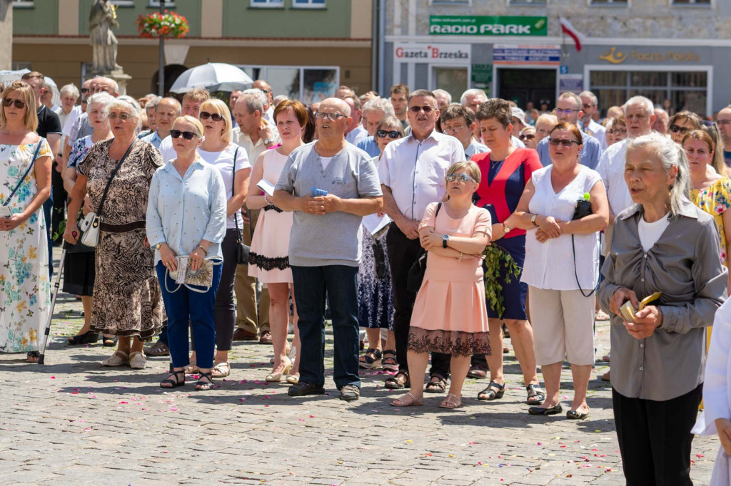 Boże Ciało w Brzegu. Międzyparafialna procesja przeszła ulicami miasta [fotorelacja]