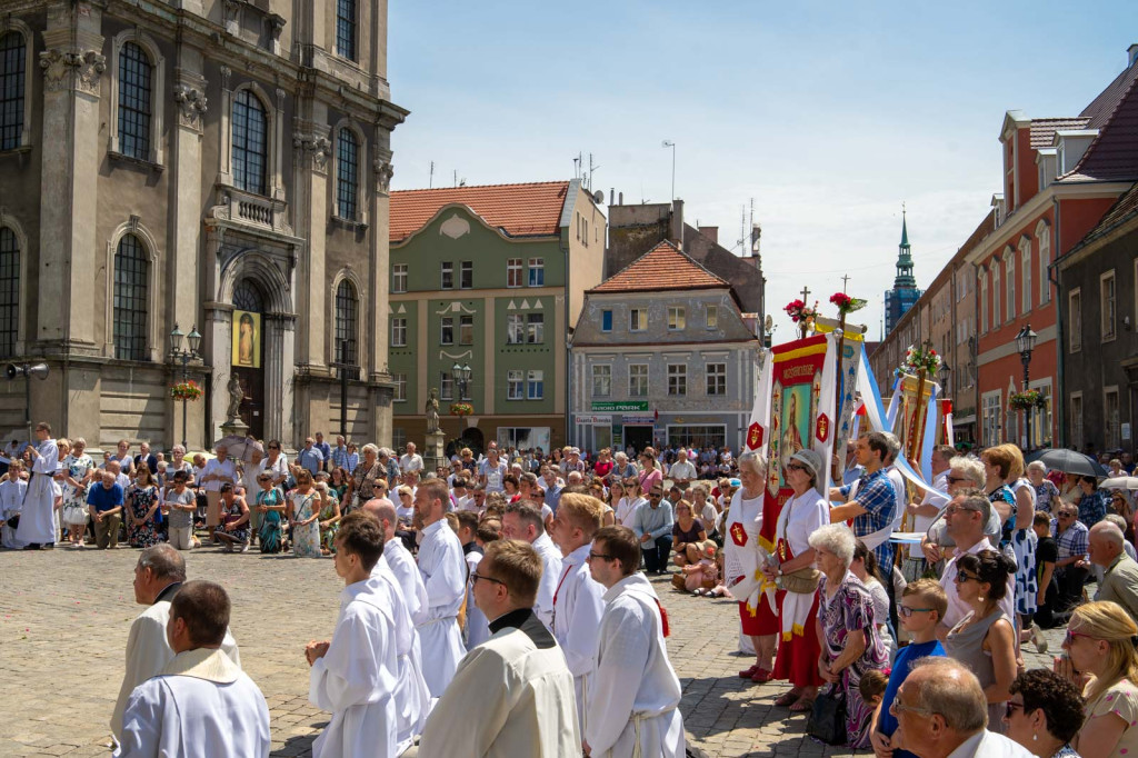Boże Ciało w Brzegu. Międzyparafialna procesja przeszła ulicami miasta [fotorelacja]