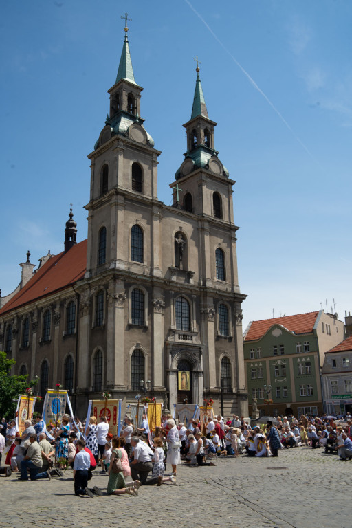 Boże Ciało w Brzegu. Międzyparafialna procesja przeszła ulicami miasta [fotorelacja]