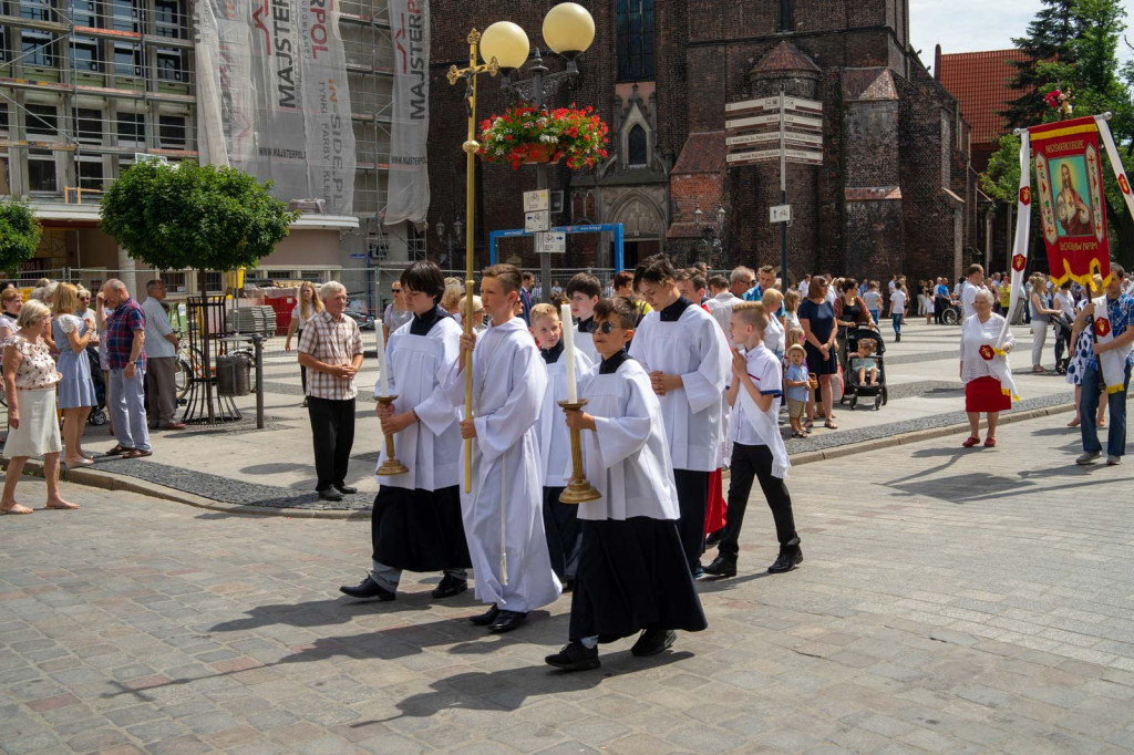 Boże Ciało w Brzegu. Międzyparafialna procesja przeszła ulicami miasta [fotorelacja]
