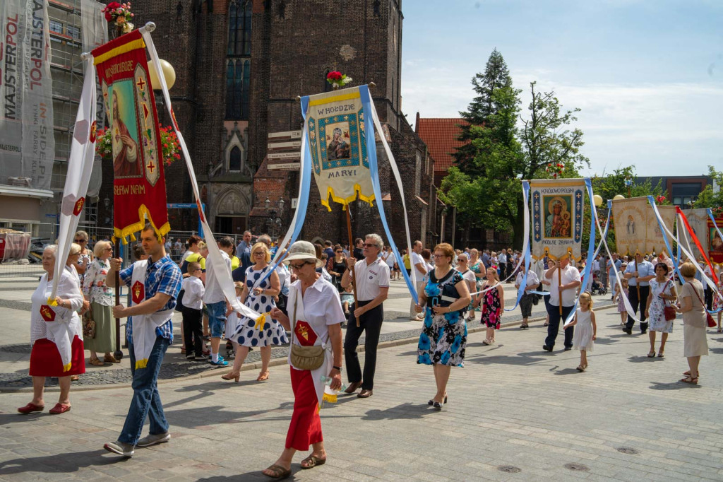 Boże Ciało w Brzegu. Międzyparafialna procesja przeszła ulicami miasta [fotorelacja]