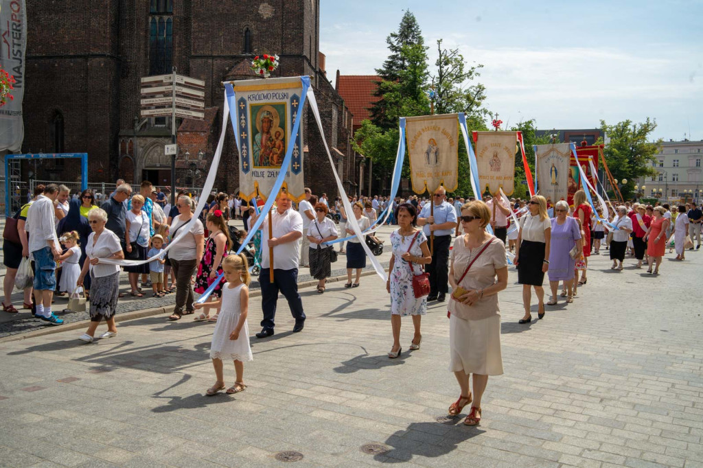Boże Ciało w Brzegu. Międzyparafialna procesja przeszła ulicami miasta [fotorelacja]