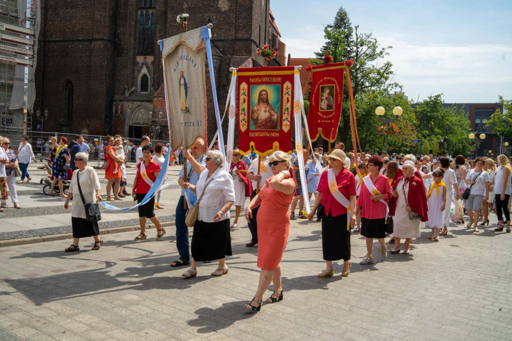 Boże Ciało w Brzegu. Międzyparafialna procesja przeszła ulicami miasta [fotorelacja]