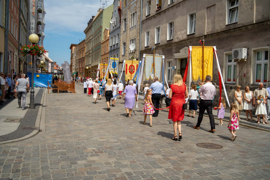 Boże Ciało w Brzegu. Międzyparafialna procesja przeszła ulicami miasta [fotorelacja]
